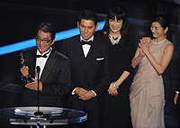 El director y los actores de "Departures" recogen el Oscar.