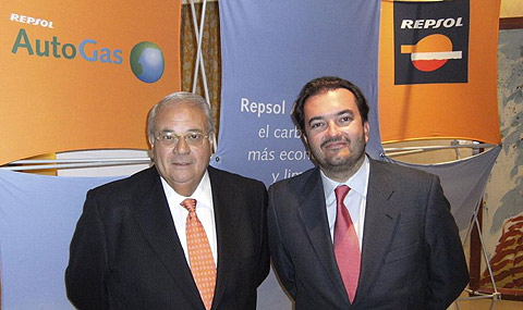 El presidente de la Confederacin Nacional de Autoescuelas, Jos Miguel Bez (a la izquierda), y el responsable de mercado de Gran Consumo de GLP-Espaa, la sociedad gasista de Repsol , Iigo Palacios.