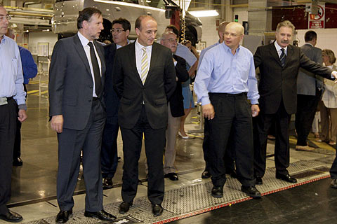 El ministro de Industria, Miguel Sebastián, acompañado por el presidente aragonés, Marcelino Iglesias y el presidente de Opel España, Romuald Rytwinski en la factoría de Figueruelas.