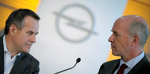 El presidente de General Motors Europe, Carl-Peter Forster (derecha), y el director de Magna International, Siegfried Wolf.