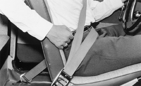 Quién fabricó el primer coche con cinturón de seguridad?
