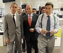 Antonio Fernández- Galiano, Miguel Sebastián y Pedro J. Ramírez en la redacción de El Mundo.