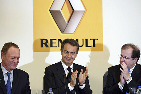 Jos Luis Rodrguez Zapatero, flanqueado por Jean-Pierre Laurent y Juan Vicente Herrera, celebra el acuerdo alcanzado con Renault