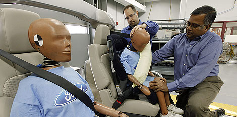 Ford desarrolla unos cinturones de seguridad traseros con airbags. (Foto: AP)