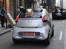 BB1, el elctrico Peugeot, por las calles de Madrid. Reportaje grfico: Reuters/Bernardo Daz