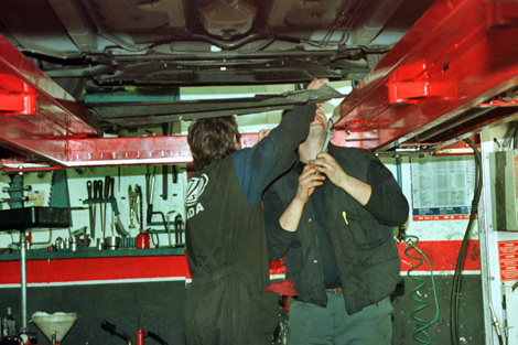Reparación en un taller de coches. | M. Zabala