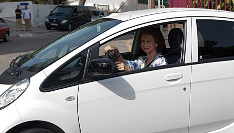 La Reina con el Peugeot elctrico. (Foto: Efe)