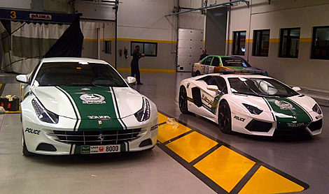 A la izquierda, el Ferrari FF; a la derecha, el Lamborghini Aventador
