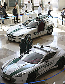 Arriba en la imagen, el Mercedes SLS; abajo, el Aston Martin One-77