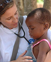 Paula con uno de los niños mozambiqueños (Foto: Salvador Campillo)