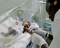 Un mdico senegals atiende a un beb en el Hospital Principal en Dakar, Senegal. (Foto: Pierre Holtz | EFE)