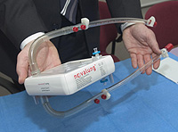 El doctor Macchiarini muestra el dispositivo (Foto: Hospital Clnic)