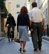 Una pareja pasea de la mano en Barcelona. (Foto: Quique Garca)