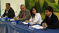 El doctor Miguel Roca (a la derecha de la foto) expone la situacin de los pacientes con esquizofrenia en Espaa.