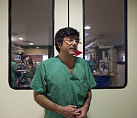 Manuel Snchez Luna frente a la puerta de cuidados intensivos. (Foto: C.M.)