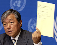 El director gneral de la OMS, Lee Jong Wook, muestra el informe donde se recoge el nuevo Reglamento Internacional. (Foto: Denis Balibouse | REUTERS)