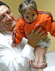 Milagros y su cirujano, Luis Rubio, antes de la operacin (Foto: EFE | Sergio Urday)