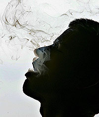 Un hombre suelta una bocanada de humo de un cigarro. (Foto: EFE)