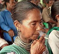 Una mujer india fumando 'bidi', un tabaco hecho con hojas enrolladas de rbol de tendu (Foto: EFE)