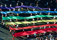 Varias personas forman la bandera gay. (Foto: Jaime Villanueva)