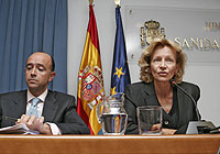 Elena Salgado y Manuel Lamela informan de la primera muerte por la nueva variante de Creutzfeldt-Jakob. (Foto: Jaime Villanueva)