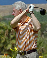 Bill Clinton ahora practica ejercicio todas las maanas. En la imagen jugando al golf el pasado mes de julio. (Foto: Samuel Aranda | AFP)