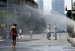 Una chica se refresca en la calle 151, en Upper Manhattan, Nueva York, el pasado mes de julio (Foto: Reuters | Mike Segar)