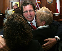 El abogado Mark Lanier abraza a la viuda (derecha) tras oir la sentencia. (Foto: Pat Sullivan | AP)