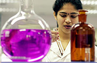 Una cientfica india manipula tubos de ensayo durante una investigacin sobre el sida, en el laboratorio Cipla de Bombay. (Foto: Sherwin Crasto | AP)