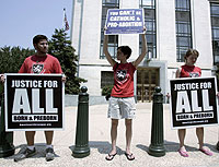 Tres jvenes antiabortistas se manifiestan en Washington, EEUU. (Foto: Chip Somodevilla | Getty Images | AFP)