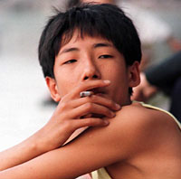 Un nio de 12 aos fumando en Beijing, China (Foto: AP)