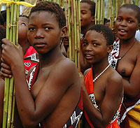Jvenes de Suazilandia, que registra la mayor tasa de VIH del mundo, participan en una danza anual. (Foto: Reuters)