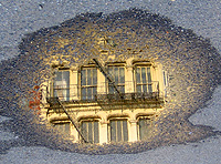 Los edificios del Soho se reflejan en un charco (Foto: R.C)