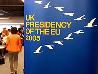 El logo de la presidencia britnica de turno de la UE en la sala de prensa del Consejo de Ministros de Exteriores en Luxemburgo. (Foto:EFE)