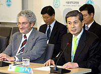 El coreano Woo Suk Hwang (a la derecha) presenta junto con Gerald Schatten (profesor de la Universidad de Pittsburgh) la Fundacin Mundial de Clulas Madre. (Foto: AFP)