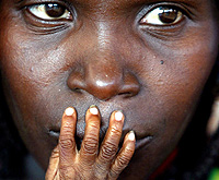Los dedos de un nio malnutrido buscan los labios de su madre en Nigeria (Foto: Reuters | Finbarr O''Reilly)