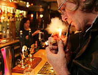 Un hombre enciende su pipa en un pub de Hatfield Heath, unos 50 kilmetros al este de Londres (Foto: Sergio Dionisio | AP)