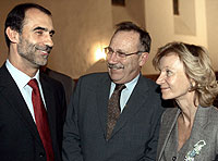 Salgado, con el rector de la Universidad de Salamanca (centro) y el consejero de Sanidad de Castilla y Len, antes de la inauguracin del Congreso. (EFE)