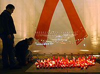Dos madrileos encienden velas durante el Da Mundial del Sida 2004. (Foto: Jaime Villanueva)
