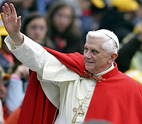 El Papa Benedicto XVI durante su audiencia en la Plaza de San Pedro. (Foto: AP)