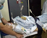 La mujer operada, a su salida del quirófano. (Foto: REUTERS)