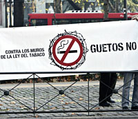 Una pancarta contra la separación 'física' de las zonas de fumadores (Foto: Sergio Barrenechea | EFE)