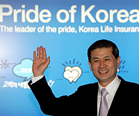 En mayo de 2005, cuando fue tomada esta fotografa, Hwang an era considerado un 'el orgullo de Corea' (Foto: AFP | Jung Yeon-Je)