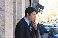 David fumando en la puerta de la consultora Price Waterhouse & Coopers