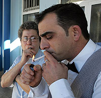 Camareros de un local de la playa de la Malvarrosa (Valencia) salen a fumar a la calle. (Foto: Benito Pajares)