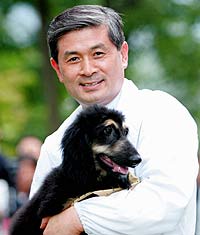 Hwang y 'Snuppy', el primer perro clonado. (Foto: AP)