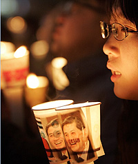 En la Universidad de Sel, cientos de partidarios defendieron a Hwang en una vigilia nocturna con velas (Foto: AP | Lee Jin-man)
