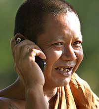 La tecnologa mvil tambin ha llegado a los monjes budistas de Tailandia (Foto: EFE | Rungroj Yongrit)