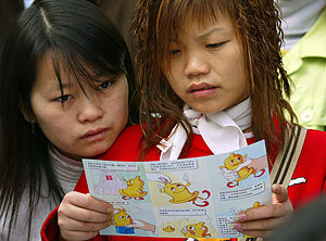 Dos jvenes chinas leen un folleto durante el da mundial del sida. (Foto: Aly Song |Reuters)