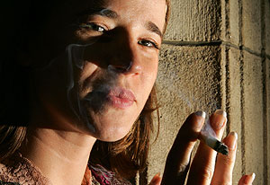 Una joven fuma en una calle de Londres (Foto: AFP)